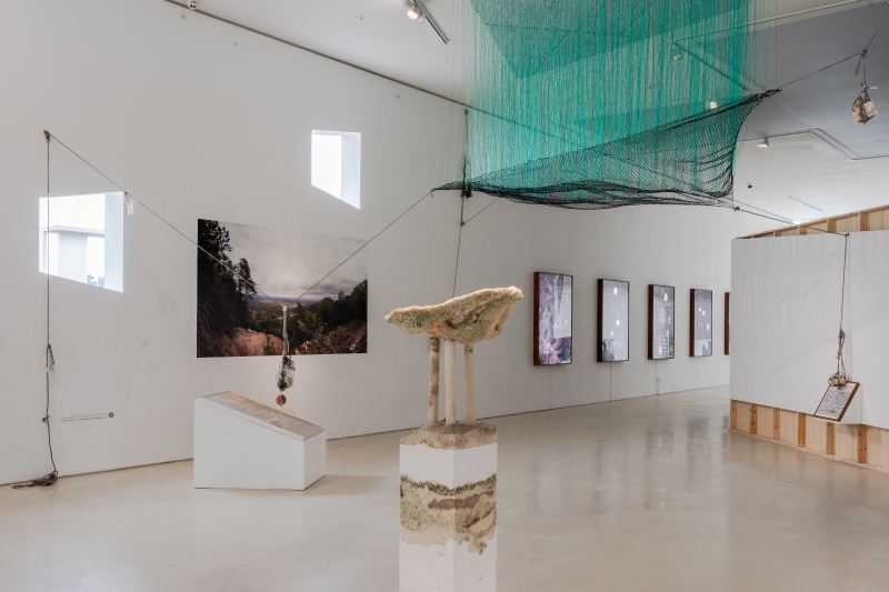 張致中「受邀廣東時代美術館策展《島亦有道 One Way Ashore, a Thousand Channels》參展計畫」展出作品:《珊瑚洲》(The Coral Island),漁網、海廢纜繩、珊瑚礁、⾦屬結構、雷射⽔平儀、現成物、數位印刷文件裱框,現地製作,依空間尺⼨⽽定,2020-2024